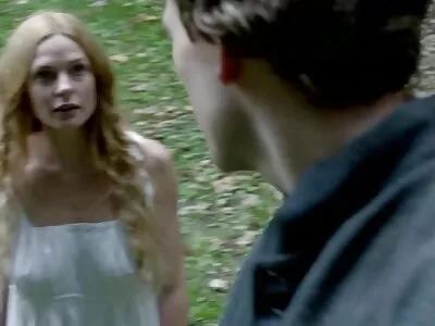 Helbröstad dam suger porrfree kuk bredvid en stor mikrofon