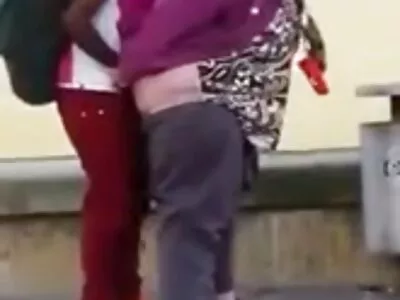 MILF gratis video porr med stora bröst har het sex framför öppna fönster