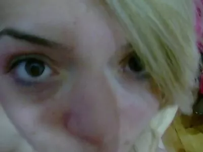 Smal brunhårig sötnos vid namn Tera Gold som tillfredsställer porr xnxx sin pojkvän