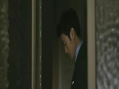 Kattie svenska porn Gross tar två kukar i munnen och rumpan.