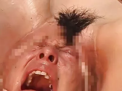 Underbar brunett blir halsknullad gratis porrvideo före analsex