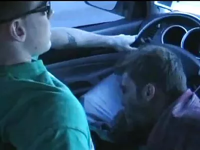 Två fina blonda brudar har kul i free porr video soffan och slickar varandra