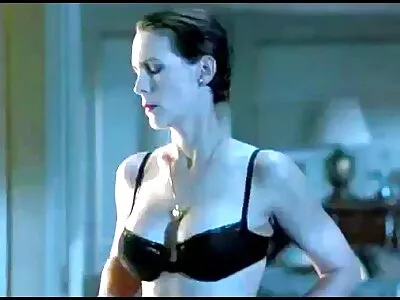 Rödhårig minx vill ha sin långa stång i gratis porrklipp båda hennes hungriga hål