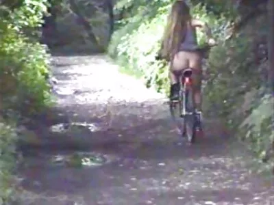 Tonåringar firar gratis porrklipp vårlov med en het oljig trekant