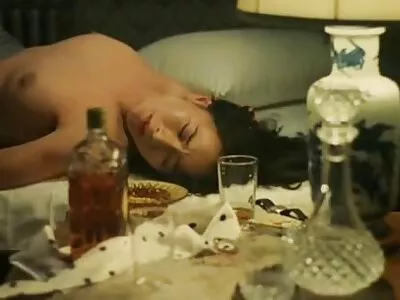 Underbar mager hemmafru erbjuder anal till frukost red tube porr