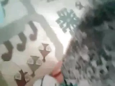 En liten gratis tube porr tjej med en magnifik rumpa blir ramad i soffan