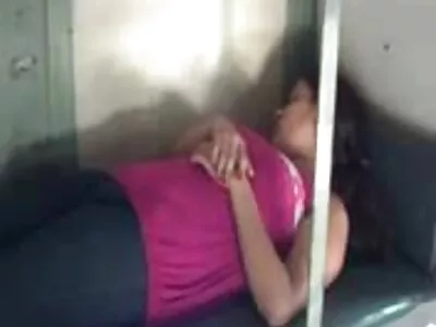 Brunett kommer till en gjutning där han försöker uppfylla drömmen fri porr