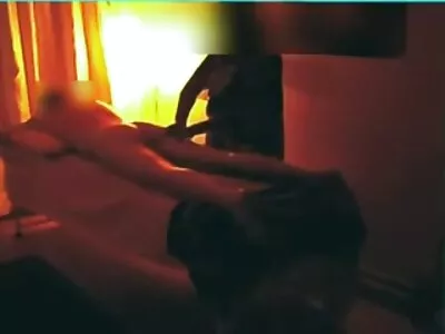 Vit svenska porn brud med attraktivt ansikte praktiserar blandras barbacka