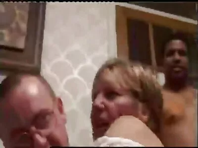 Phoenix värmer upp kroppen innan dubbel fake taxi porr penetration