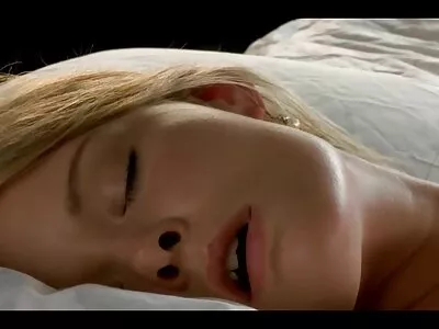 Svart man samarbetar med en vit kollega fri porr för att analysera en liten sötnos