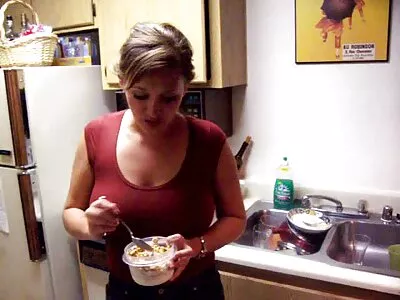 Förbluffande bystig blondin i visir svenska porn sprider ben för en tennistränare