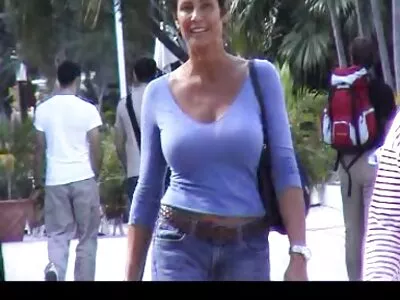 Guy håller i gratis porrvideo kameran för att filma hur han gör det med tonåringar