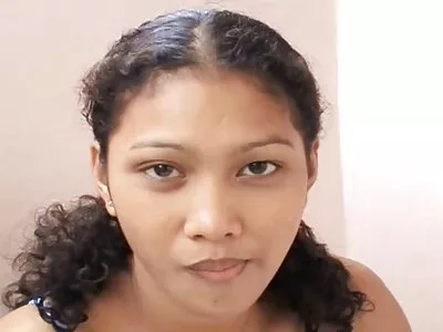 Lecher knullar hål på hustrus storstittade styvsyster i gratis porrvideo tvättstugan