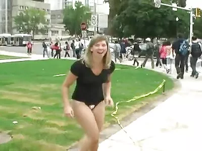 Lea Lexis gratis erotisk video ger avsugning till Ryan Ryder och tar hans kuk bakifrån