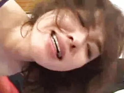 Älskarinnan tog gratis lesbisk porr av sig alla slavens kläder för att få henne att komma