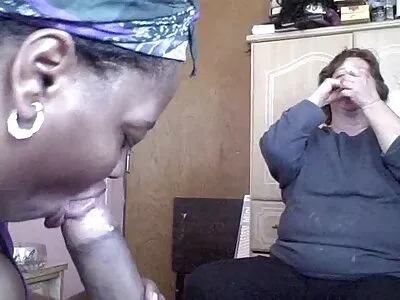 Anal och halsknull för kåt brunett hemmafru i en trekant gratis porr lesbisk