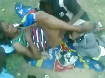 Vacker tenn porr japansk tjej suger och rider tjock kuk i soffan