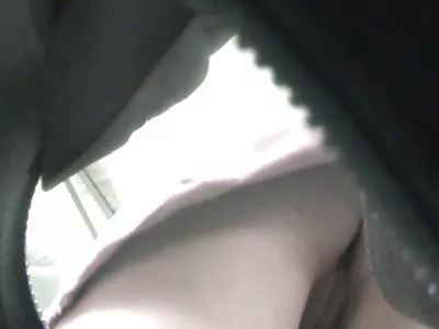 Efter att ha tillbringat en tid i en bur älskar hon gratis lesbisk porr att användas och misshandlas