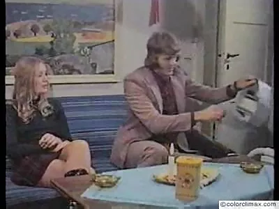 Brunett tjej porr video gratis med en tight anus blir knullad i soffan