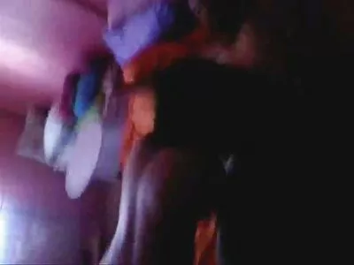 Medan en kuk stoppar sina gratis porr mobil hål använder hon munnen på en annan