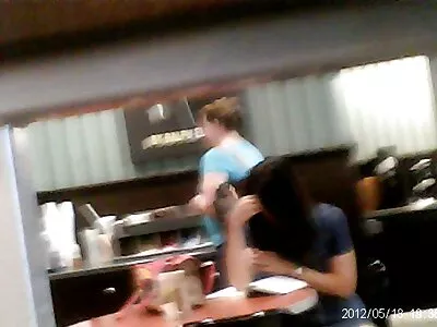 Liten tonåring får specialpaket från hängad porr video free leveranskille