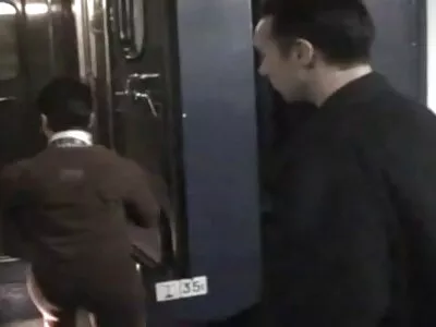 Två gratis erotisk video underbara ungar delar penis av lycklig kille i yogaklassen