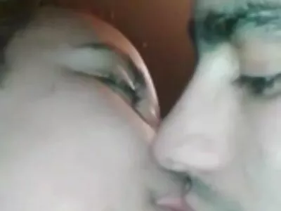 Brunettskökan älskar att ha en rumpa i rumpan gratis porr på nätet medan hon slår en kuk