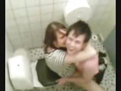 Brunett porrfree tonåring tog killen till en lugn plats för att göra det analt