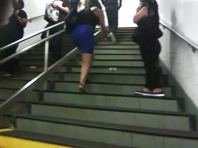 MILF och hennes styvdotter delar free sexfilmer en kuk i soffan